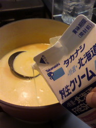 生クリームを入れる.jpg