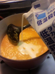 鍋に戻し牛乳を加える.jpg