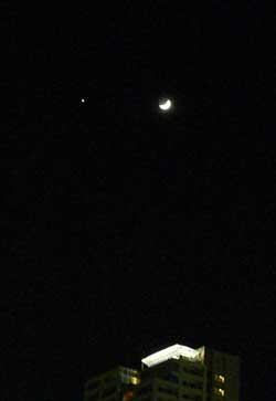 女性専用岩盤浴ガイアから柏の葉1番街の空に輝く月と星